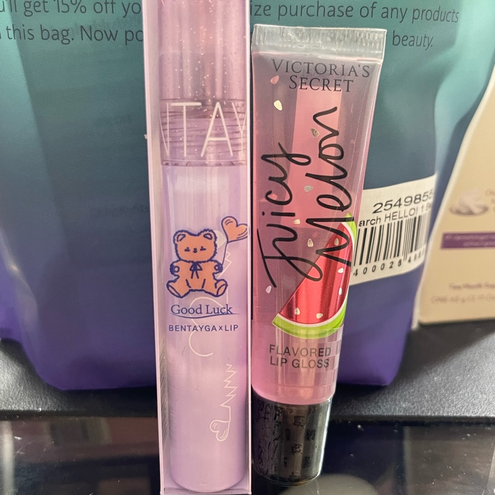 🌸5/$25 lip color, VS lip gloss🌸